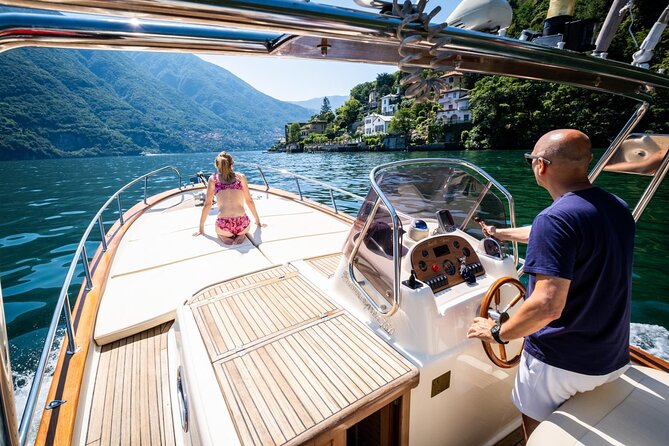 1H Private Cruise on a beautiful wooden speedboat on Lake Como - Moltrasio and the former Versace villa