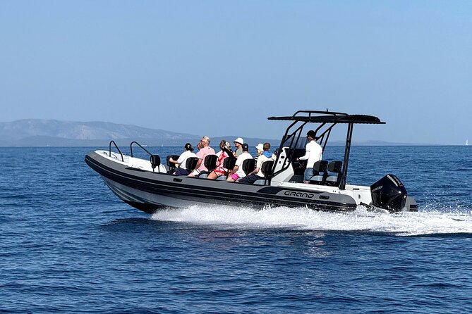 3 Islands Speedboat Tour: Golden Horn, Blue Lagoon & Jelsa Town - A fast boat, a small amount of time, and a larger group