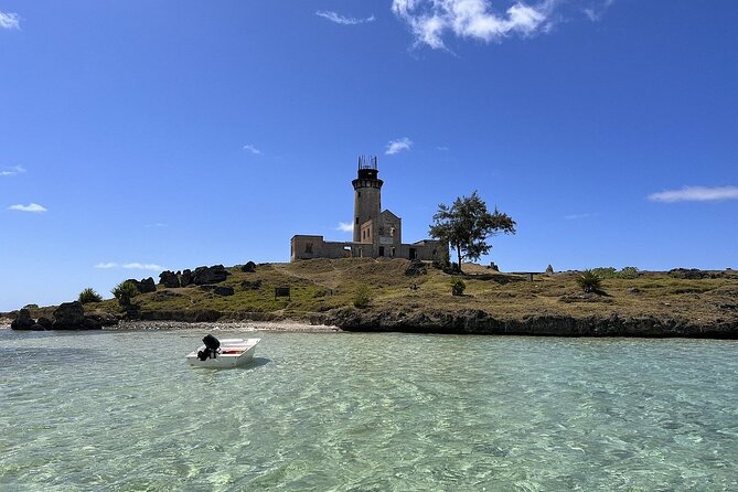 5 Islands Private Speedboat with Snorkeling Lunch and Drinks - Ile aux Flamants and the short snorkeling break