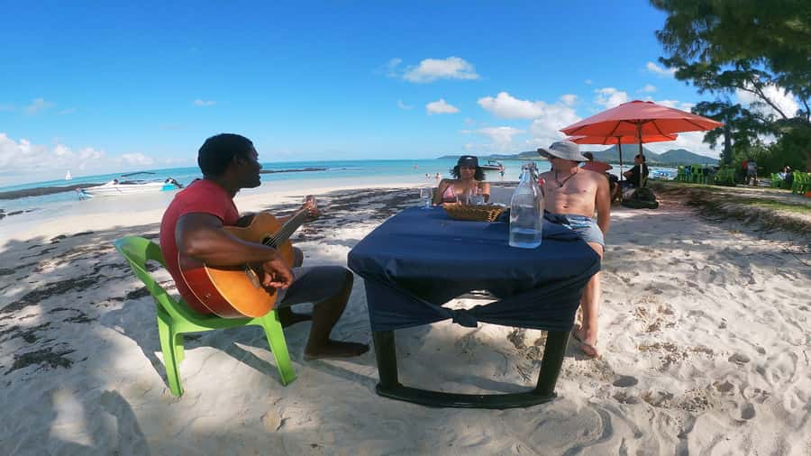 5 Islands Speedboat w/Snorkeling Sea Turtle + Lunch & Drinks - Ile aux Cerfs begins the island circuit