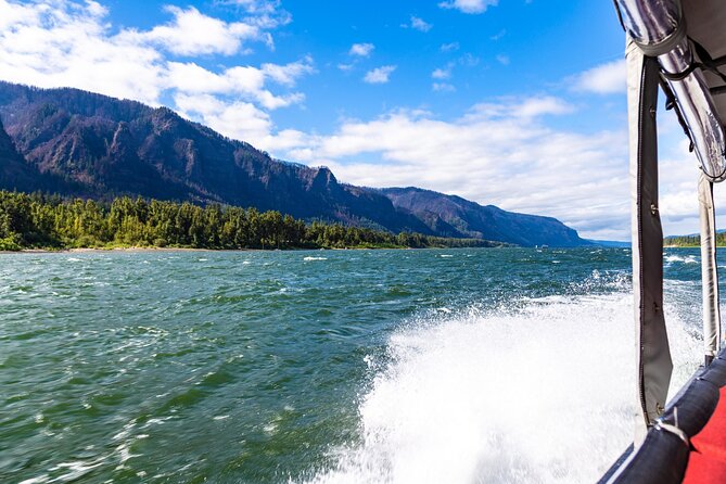 7 Wonders of the Gorge 3.5-hour Jetboat Cruise - Leaving the city for Crown Point