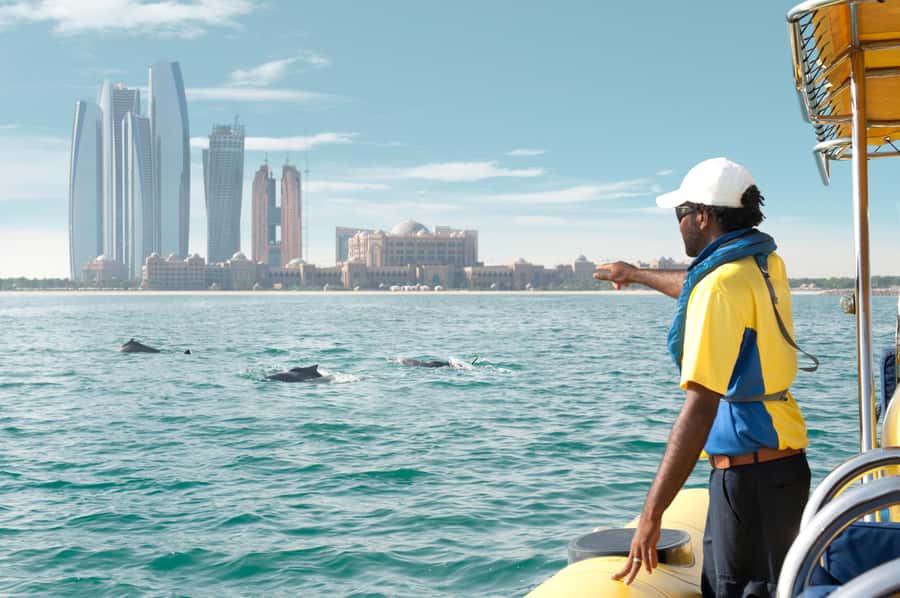 Abu Dhabi: 60-Minute Corniche Speed Boat Sightseeing Tour - What the guide and captain add