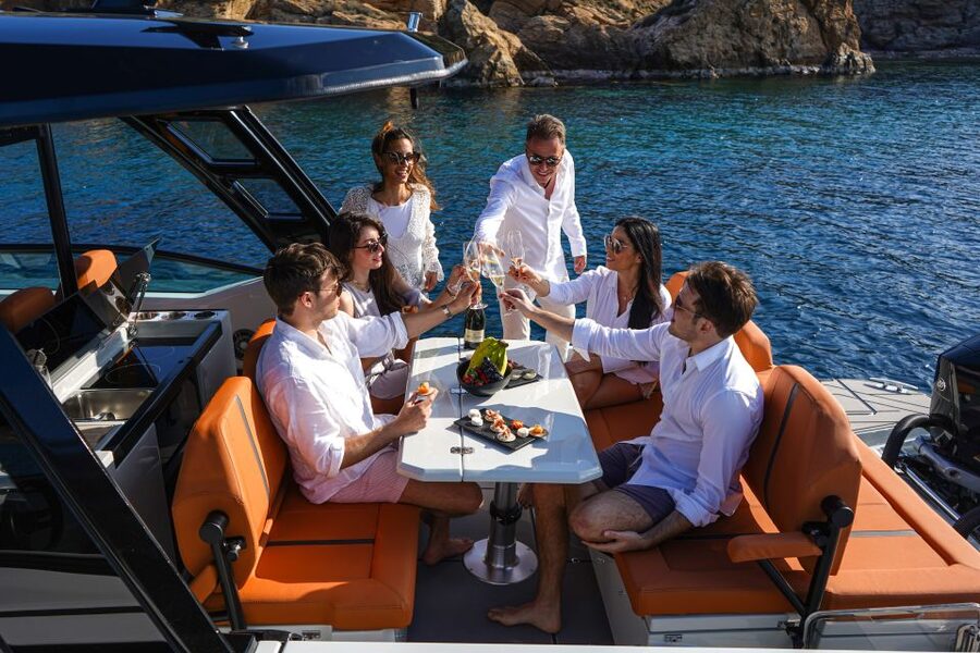 Adamantas: Speedboat Day Trip with Snorkel, Meals & Open Bar - What the four-hour and eight-hour options really mean