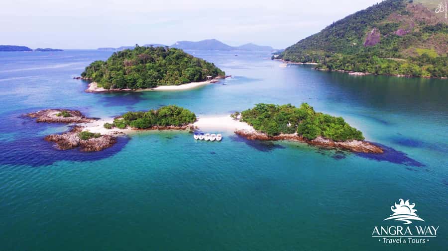 Angra dos Reis: Super Lagoa Azul Speedboat Tour - Grumixama Beach, a small clear-water pause