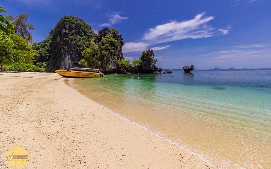 Ao Nang: Hong Islands Tour by Speedboat or Longtail Boat - What the guide and crew add to the day