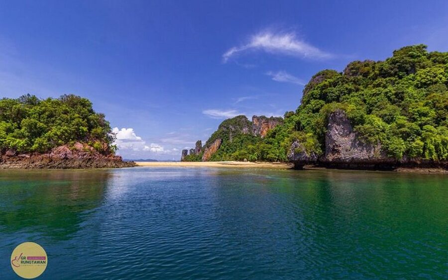 Ao Nang: Hong Islands Tour by Speedboat or Longtail Boat - Choosing between a speedboat and a longtail