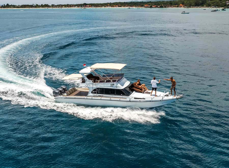 Bali: Nusa Penida Speedboat Trip with Snorkeling and Tour - The speedboat ride across open water