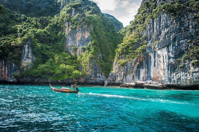 Beat the Crowds: Earlybird Phi Phi Islands by Speedboat - Why the early start matters at Phi Phi