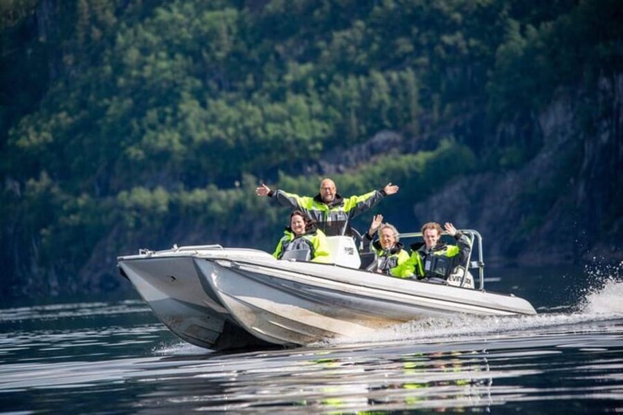 Bergen: Bergen Fjord by Zodiac or Pontoon Boat - Choosing between the Zodiac and pontoon boat