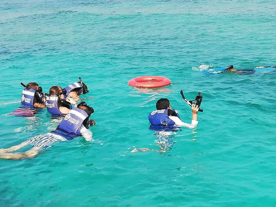 Cartagena: All-Inclusive Rosario Islands Speedboat Tour - Meeting at La Bodeguita and getting onto the boat