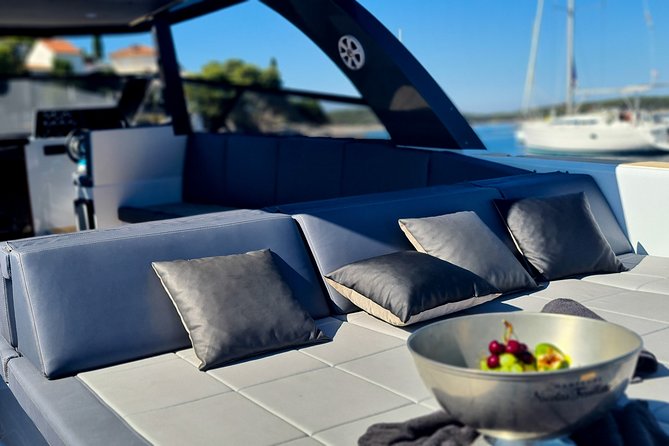 Colnago 45 - Luxury Private Speedboat Tours - Meeting the boat in Hvar at 10 a.m.
