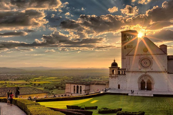 Day Trip: Speedboat Tour Of Lake Trasimeno With Lunch + Assisi Private Tour - Lunch and the value of a private day