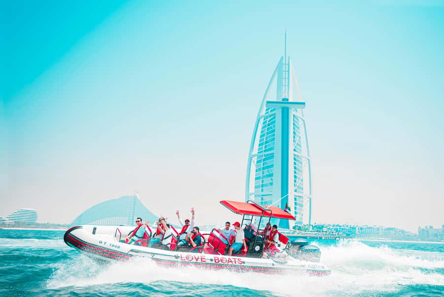 Dubai: Sightseeing Speedboat Tour with Live Tour Guide - Guides, photos, and the human side of the ride