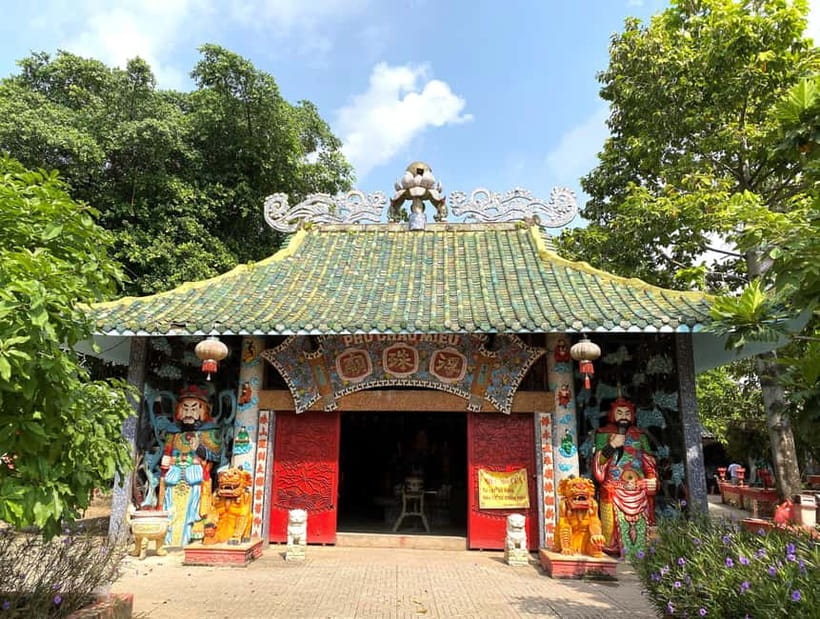 Enjoy Dragon Floating Temple Tour Vip & Premium Speed Boat - Boat size, comfort, and group options