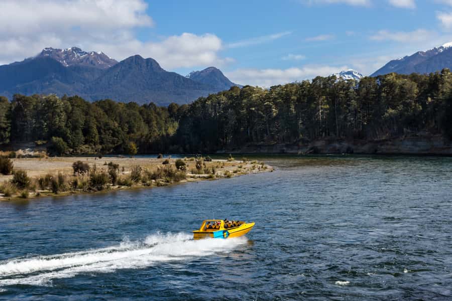 Fiordland: Jet Boat & Nature Walk Experience from Te Anau - Reaching Lake Manapouri and its glacier-carved mountains