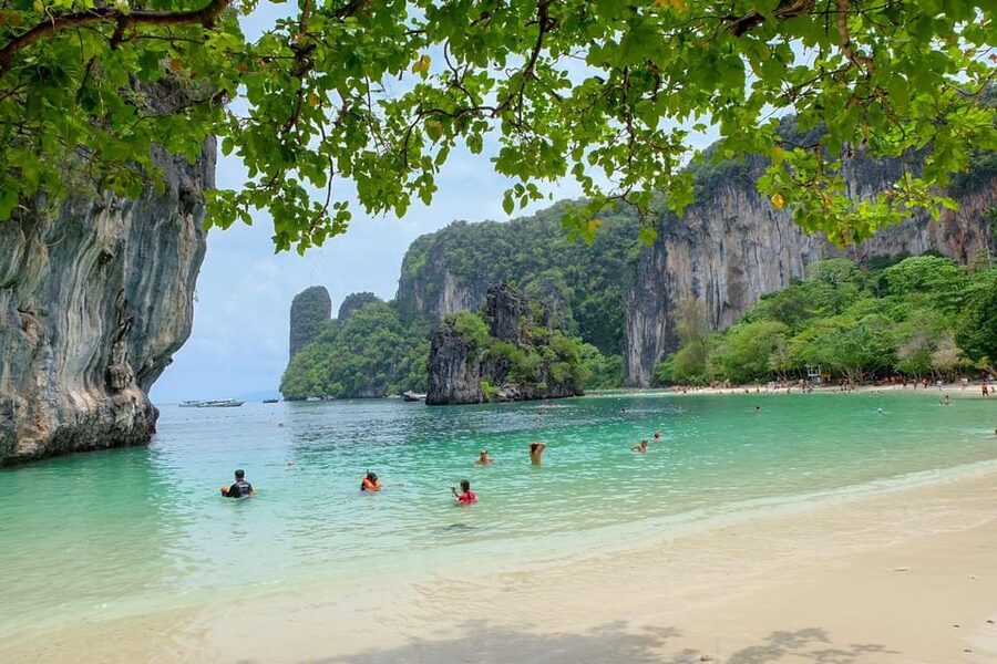 From Krabi: Hong Islands Day Trip by Speedboat with Lunch - A Thai picnic beside the sea
