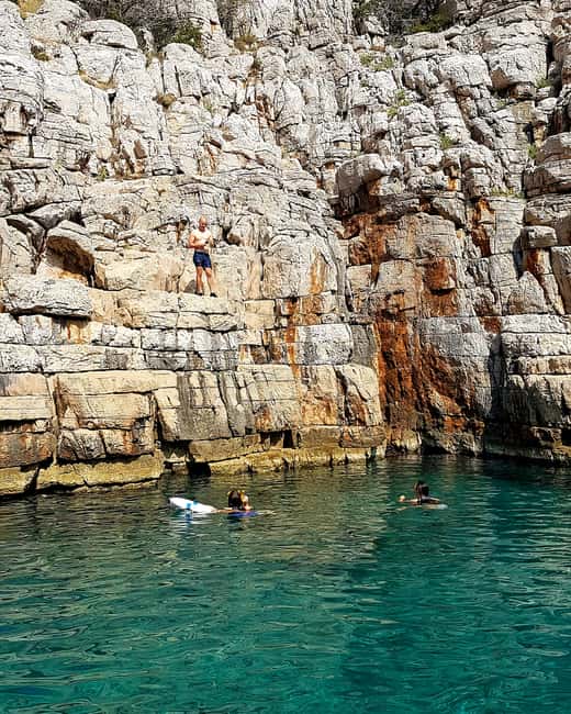 From Makarska: Full day private speed boat tour 3 islands - 9:00 departure and the run toward Hvar