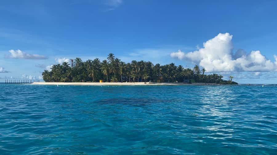 From San Andrés: Speedboat Tour to Johnny Cay Island - The 20-minute speedboat crossing