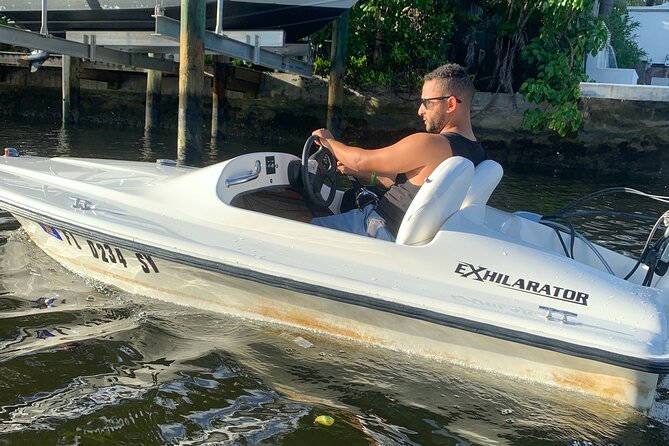 Ft. Lauderdale Mini Powerboat Rental. Canal, Yacht, Mansion Tour - The Views of Mansions and Yachts