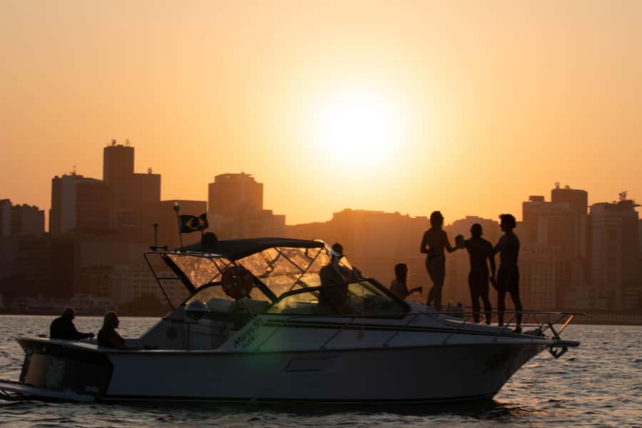 Glória: Sunset Speedboat Cruise with Drinks and Snacks - Drinks, snacks, and the real value of $63