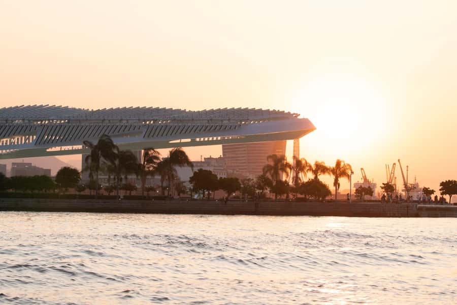 Glória: Sunset Speedboat Cruise with Drinks and Snacks - What the guide adds to the ride