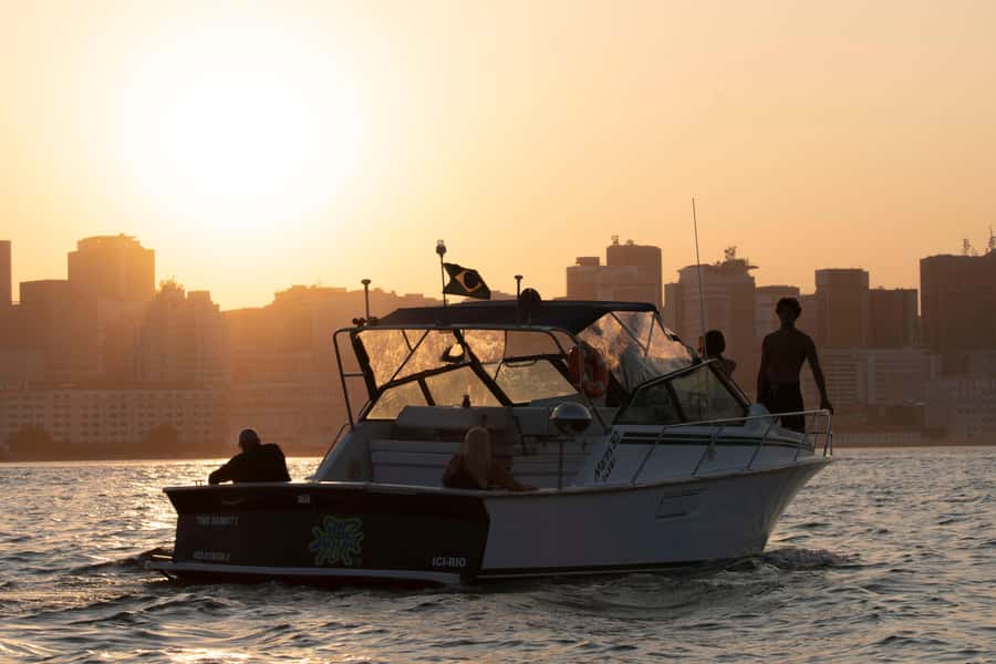 Glória: Sunset Speedboat Cruise with Drinks and Snacks - The Museum of Tomorrow and Rio’s working waterfront
