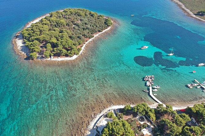 Half Day Speedboat Tour to Three Islands from Trogir - Maslinica on Šolta: a proper village break