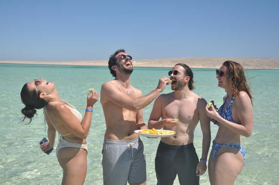 Hurghada: Private Speedboat Adventure with Snacks & Pick-up - Parasailing and photography add-ons
