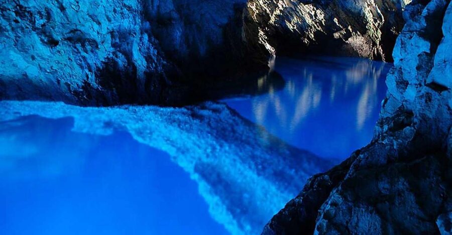 Hvar:Blue & Grenn Cave and Vis Island Private Speedboat Tour - Entering the Green Cave at Ravnik