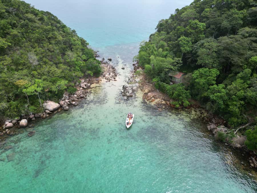 Ilha Grande: 6-Hour Speedboat Tour to Blue and Green Lagoons - Meeting at Vila do Abraão and getting ready