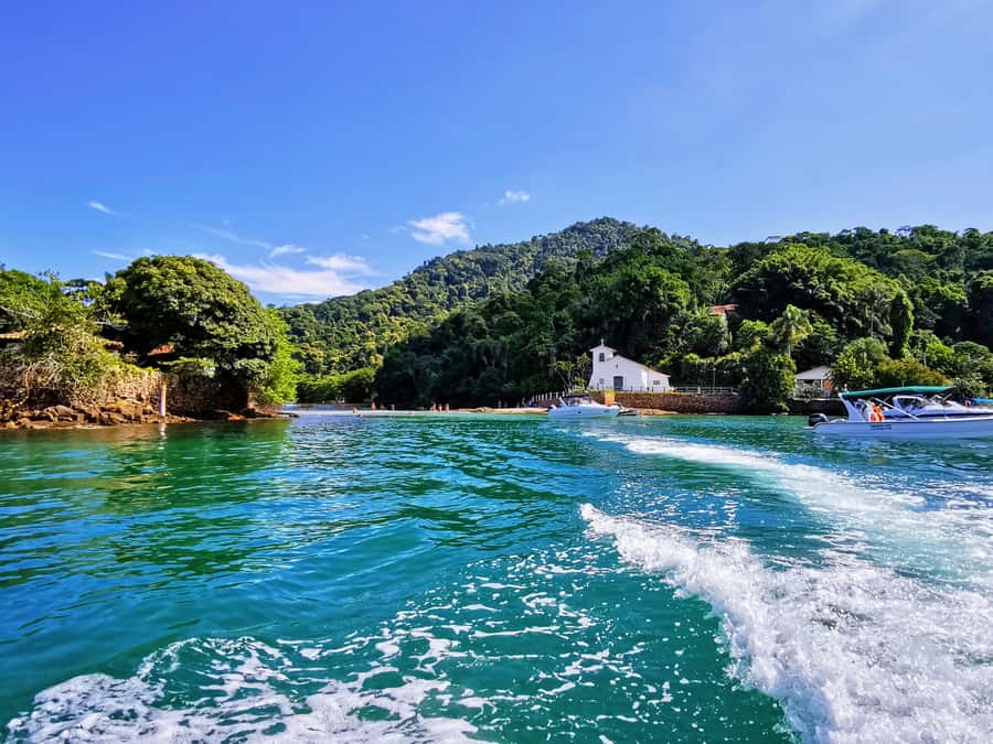 Ilha Grande: 7h Speedboat Tour of Paradise Islands - Lunch near Ilha Grande, with the meal left to you