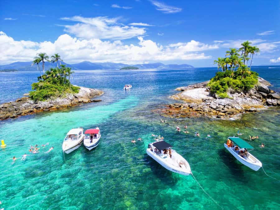 Ilha Grande: 7h Speedboat Tour of Paradise Islands - Leaving Vila do Abraão and crossing the bay