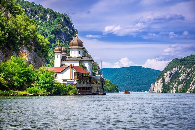 Iron Gate NP Tour with 1-hour speedboat ride + 2 viewpoints - Golubac Fortress and its dramatic Danube setting