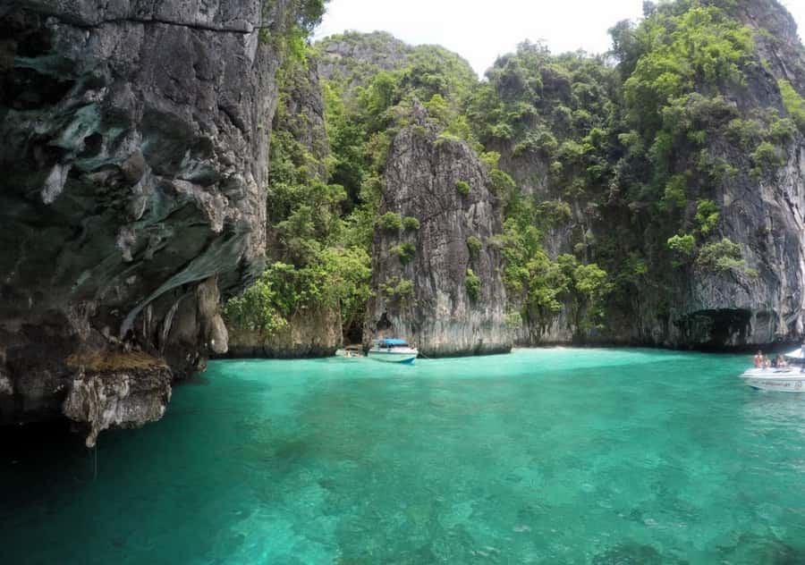 Khao Lak: Phi Phi & Bamboo Island Day Trip by Speedboat - Maya Bay is famous for good reason