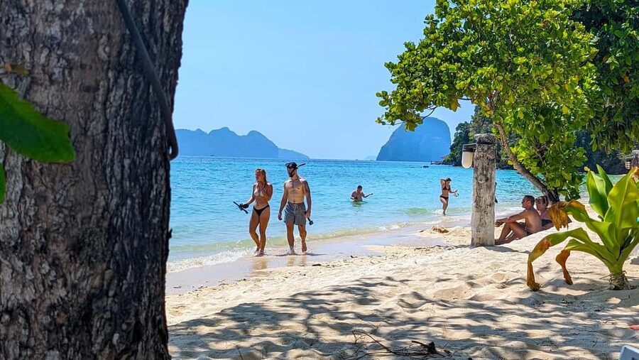 Koh Lanta: 4 Islands, Emerald Cave & Koh Kradan by Speedboat - Koh Chueak and the first snorkeling stop