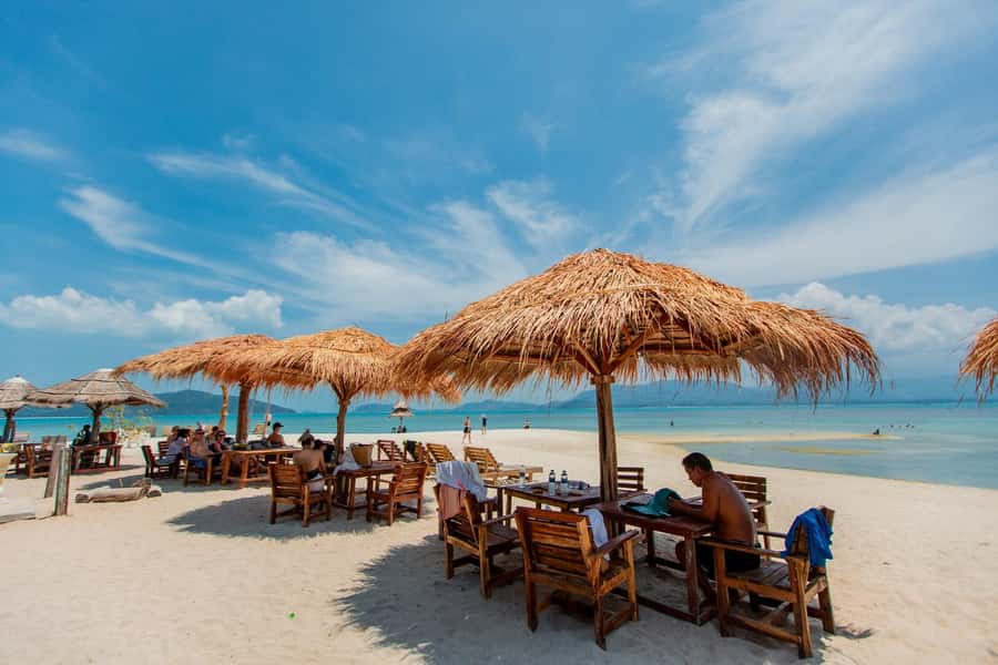 Koh Samui: Pig Island & Koh Tan Speedboat Tour with Lunch - Koh Tan snorkeling in about 45 minutes
