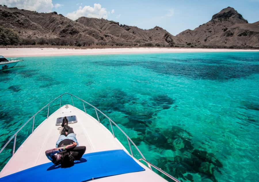 Komodo Island: 3D2N Private Speedboat Tour with Hotel - Day two starts before breakfast has fully settled