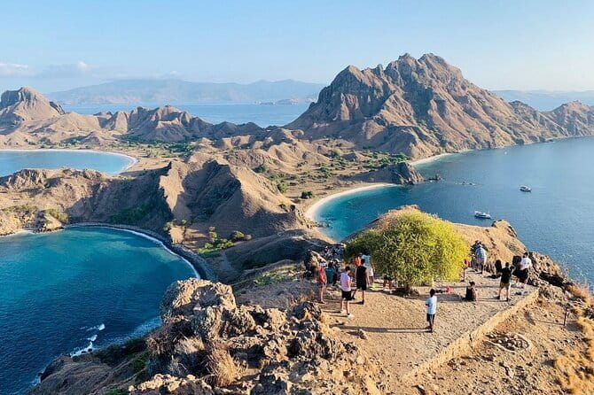Komodo Islands with Speedboat in Labuhan Bajo - Taka Makassar: shallow water and bright sand