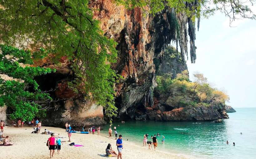 Krabi: 4-Island Speedboat Tour with Lunch - Chicken Island for the classic photograph