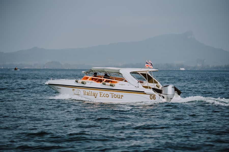 Krabi: 4 Islands Private Luxury Speed Boat Tour - Lunch, fruit, and the beach picnic setup
