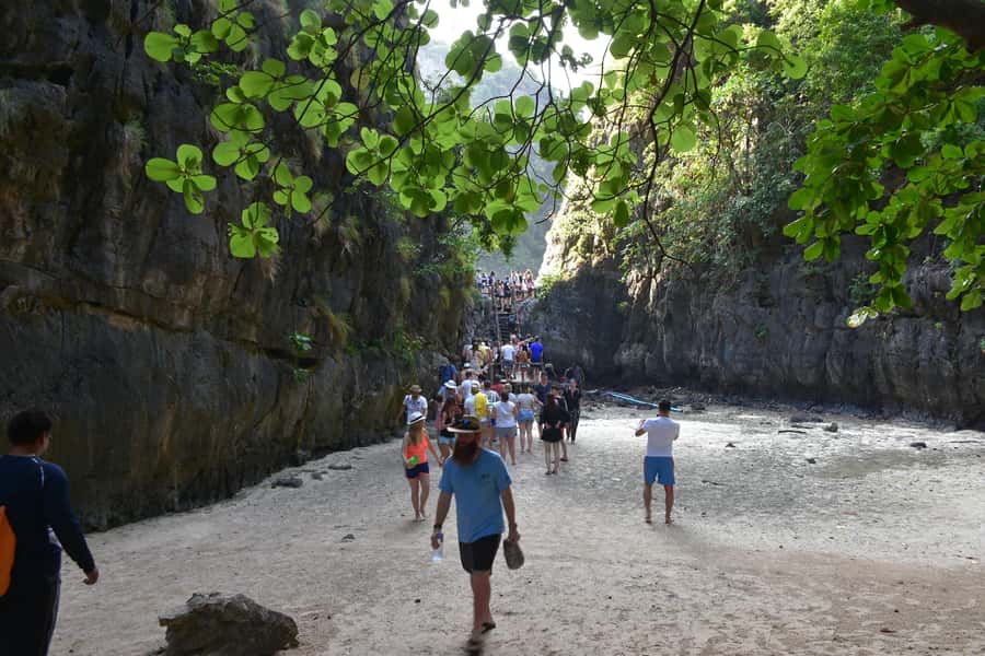 Krabi: Early Bird Phi Phi, Maya & 4 Islands Speedboat Tour - Phi Phi Don provides lunch and a pause