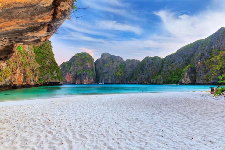 Krabi: Early Bird Phi Phi, Maya & 4 Islands Speedboat Tour - Railay Beach begins the sea journey