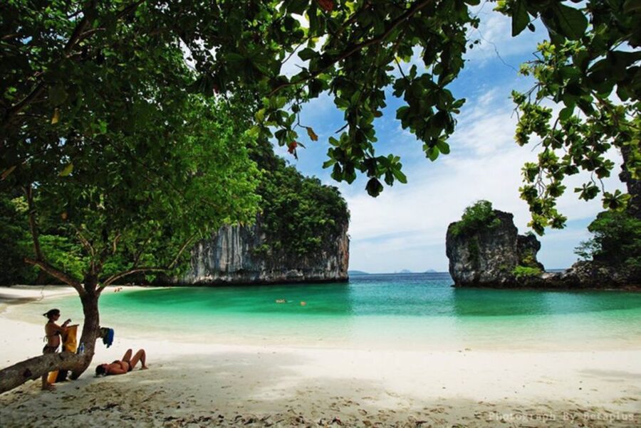 Krabi: Hong Islands Day Trip by Speedboat with Lunch - Kayaking through clear water