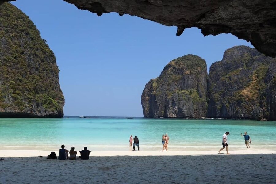 Krabi: Phi Phi Islands & Maya Bay Speedboat Tour with Lunch - Lunch and a pause on Phi Phi Don