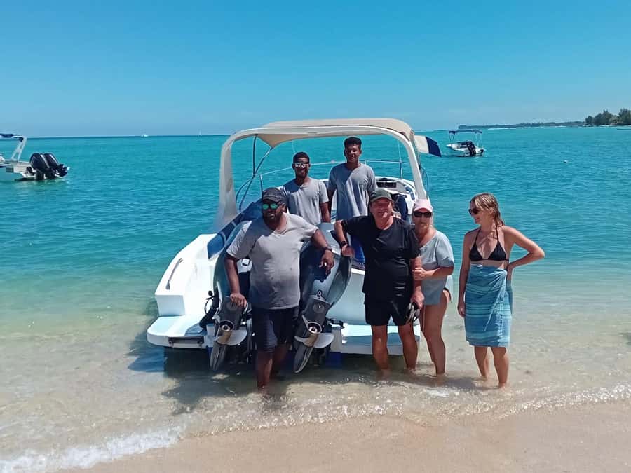 La Preneuse: Dolphin Watching and Snorkeling Speedboat Tour - How natural is the dolphin encounter?