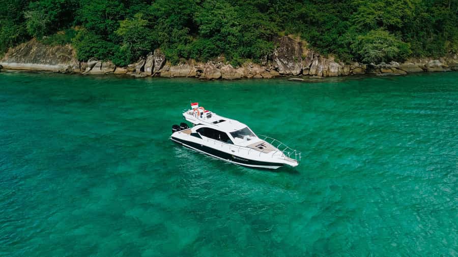 Labuan Bajo: Komodo National Park Full-Day Speedboat Tour - Taka Makassar: a tiny sandbar and a welcome lunch