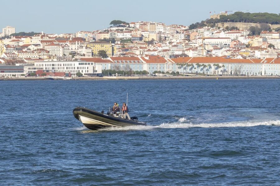 Lisbon: Sunset SpeedBoat Tour - Sunset, speed, and a cup of Moscatel