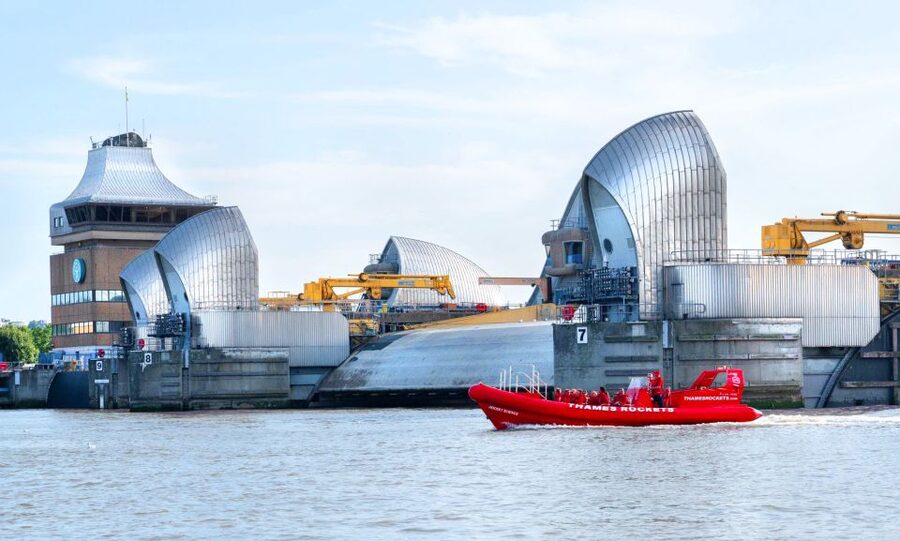 London: Break the Barrier Speed Boat Ride - When the sightseeing turns into speed