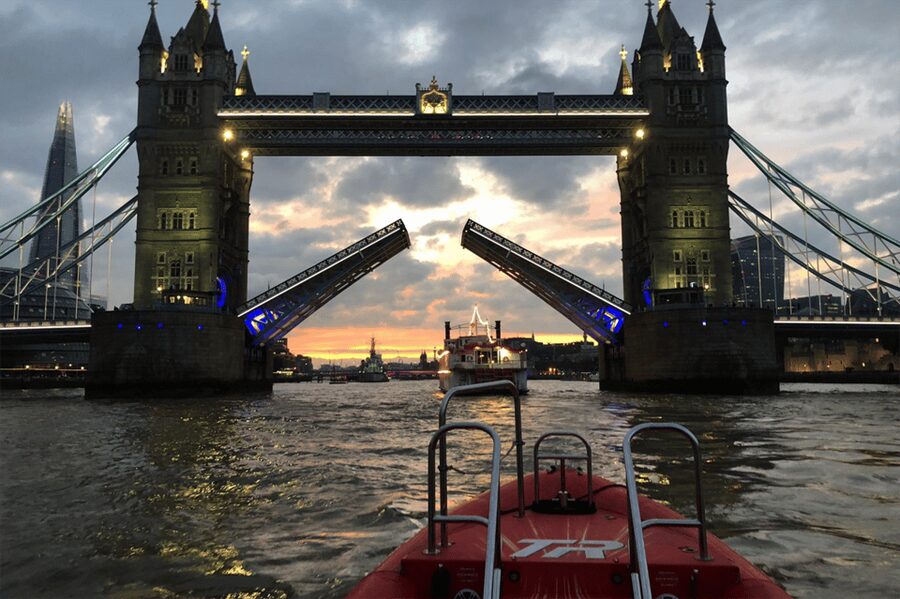 London: River Thames Sunset Speedboat Experience with Drink - The ride starts under the London Eye