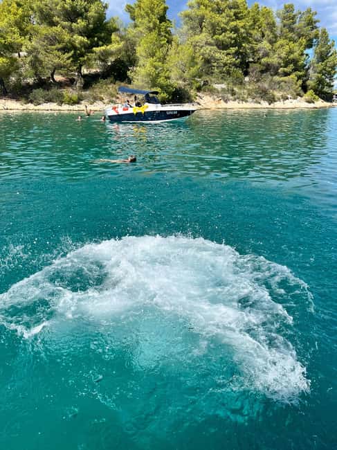Magnific blue lagoon, speed boat water, wine&towels included - Who should book this speedboat outing